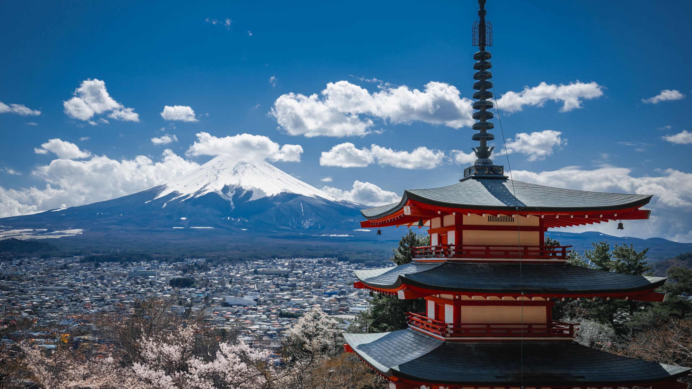 Le mont Fuji et la pagode Chureito au Japon, cerisiers en fleurs