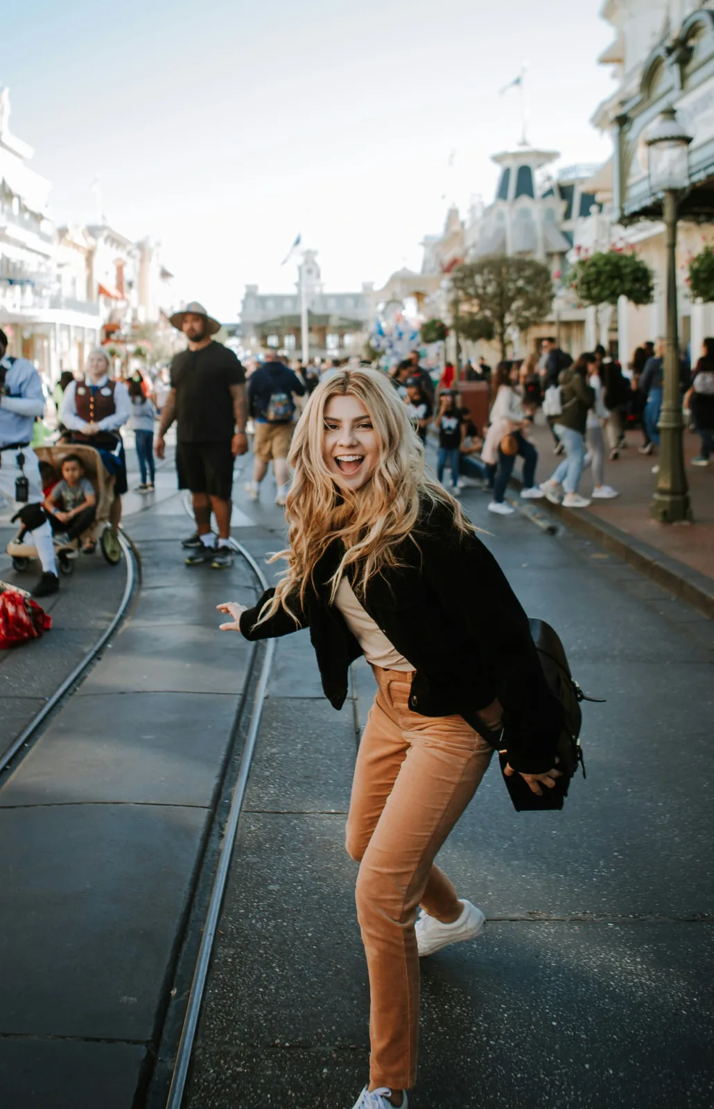 Voyageuse heureuse, connectée et libre