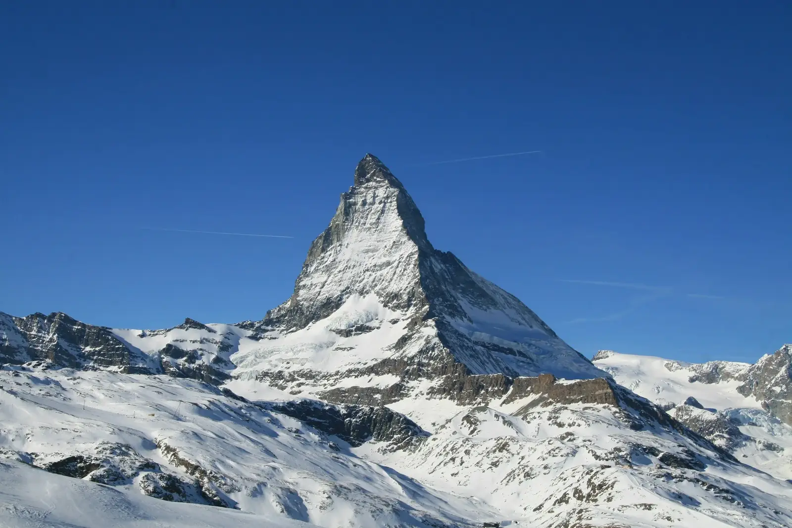 Le Cervin au-dessus de Zermatt, en Valais, en plein soleil, des mélèzes au premier plan