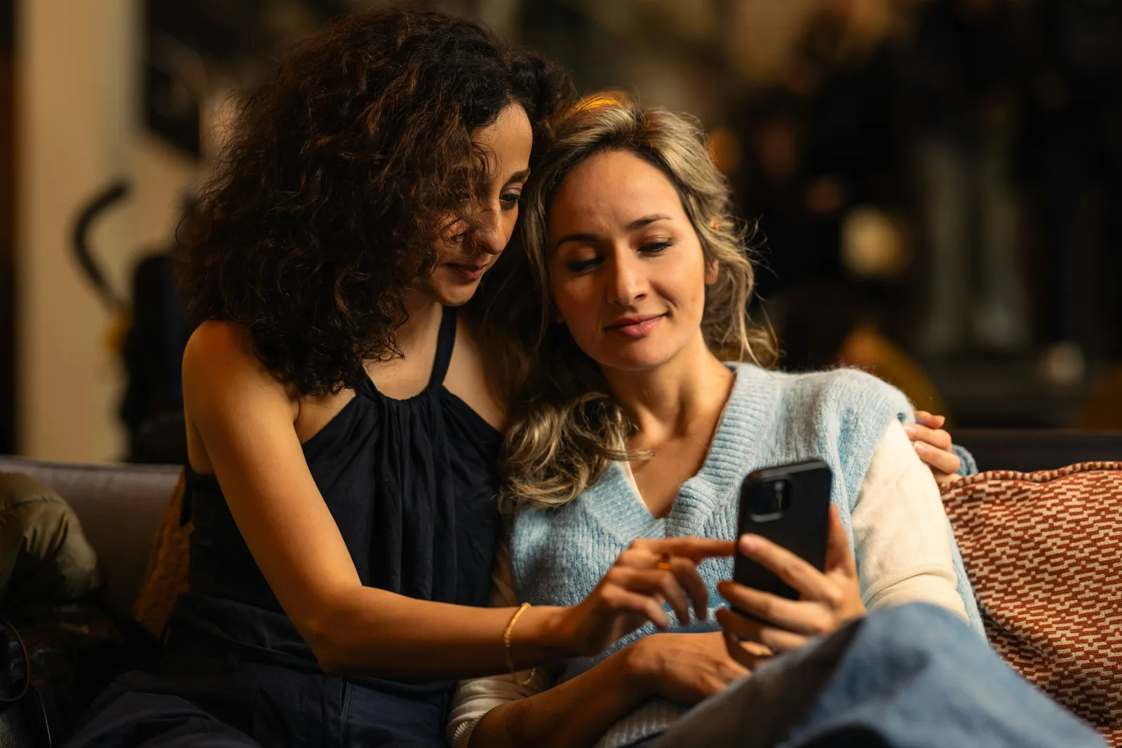 Deux voyageuses installant une eSIM sur leur téléphone