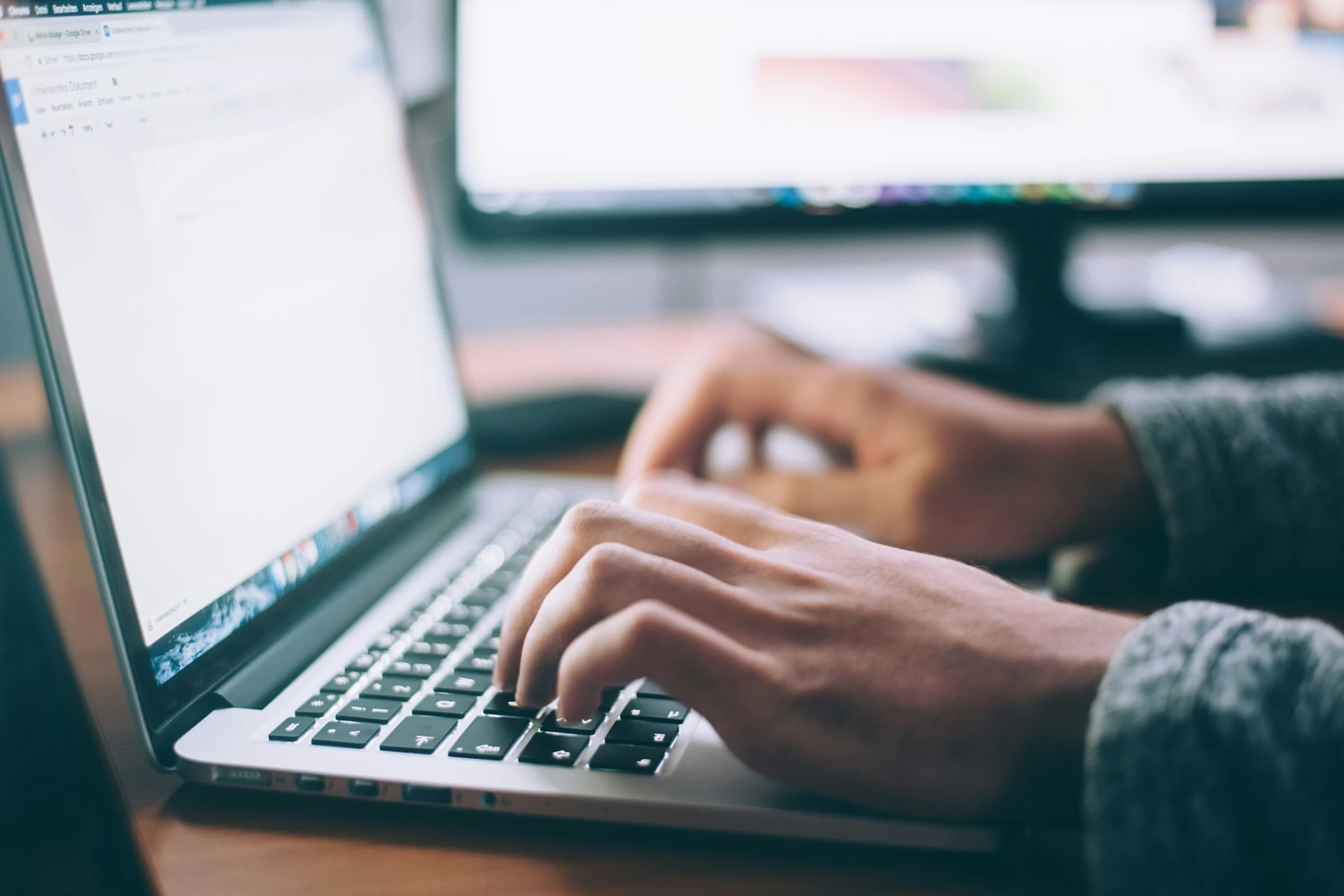 Mains qui tapent sur un clavier, support actif en cours